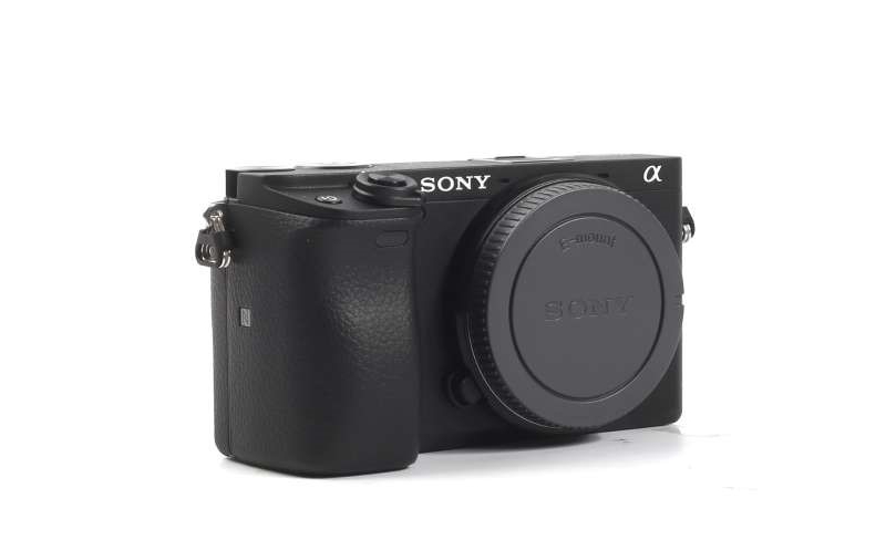 sony alpha a6400 mirrorless digital camera with 18-135mm lens (black)